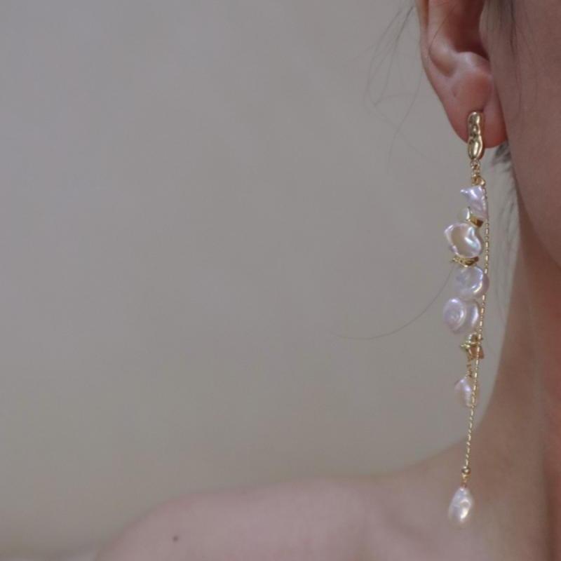レディース ピアス イヤリング バロックパール ロングタッセル 揺れる ハンドメイド 小顔効果 上品 大人可愛い きれいめ デザイン性 アクセサリー プレゼント ギフト 結婚式 パーティー シンプル 華奢