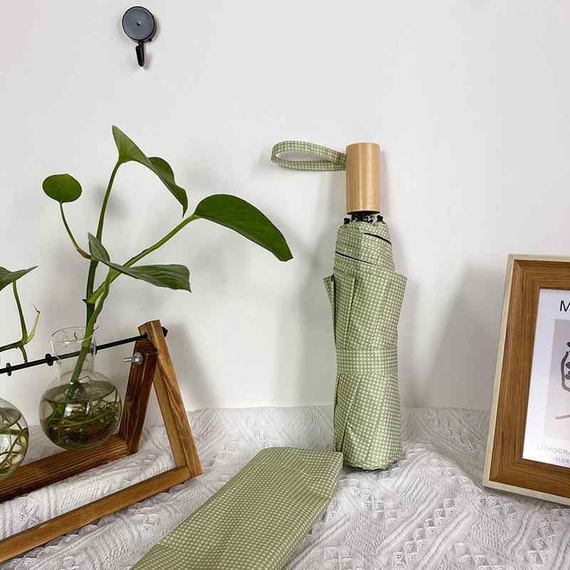 Rakuten - レディース 晴雨兼用 折りたたみ傘 日傘 ギンガムチェック UVカット 木製ハンドル 軽量 コンパクト 遮光 遮熱 完全遮光 持ち運び 携帯用 おしゃれ ナチュラル かわいい 上品 シンプル 通勤 通学