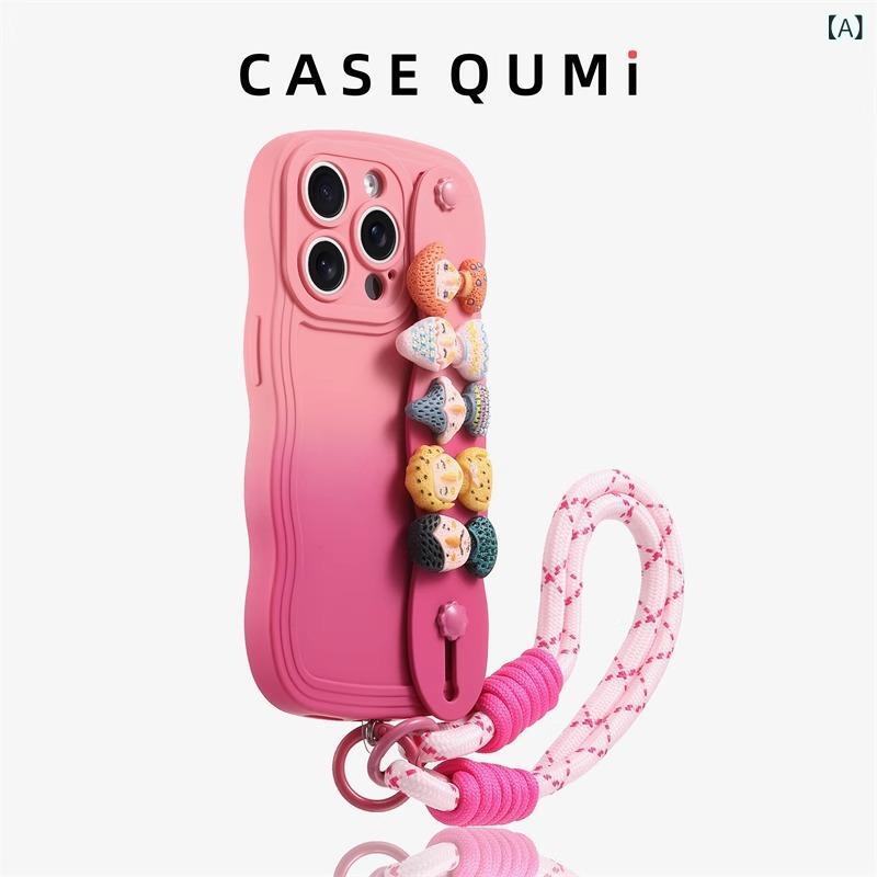 くらしのセロネのレディース スマホケース iPhoneケース 熊 ベア キャラクター シリコン ハンドストラップ リストバンド 落下防止 ローズレッド マゼンタ iPhone 16 Pro Max 15 Pro 14 13 12 Pro 対応 かわいい おしゃれ 大人可｜アングル2