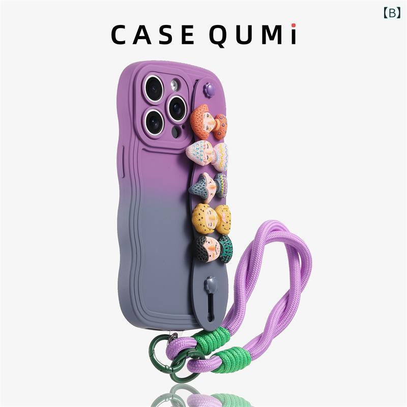 くらしのセロネのレディース スマホケース iPhoneケース 熊 ベア キャラクター シリコン ハンドストラップ リストバンド 落下防止 ローズレッド マゼンタ iPhone 16 Pro Max 15 Pro 14 13 12 Pro 対応 かわいい おしゃれ 大人可｜アングル3