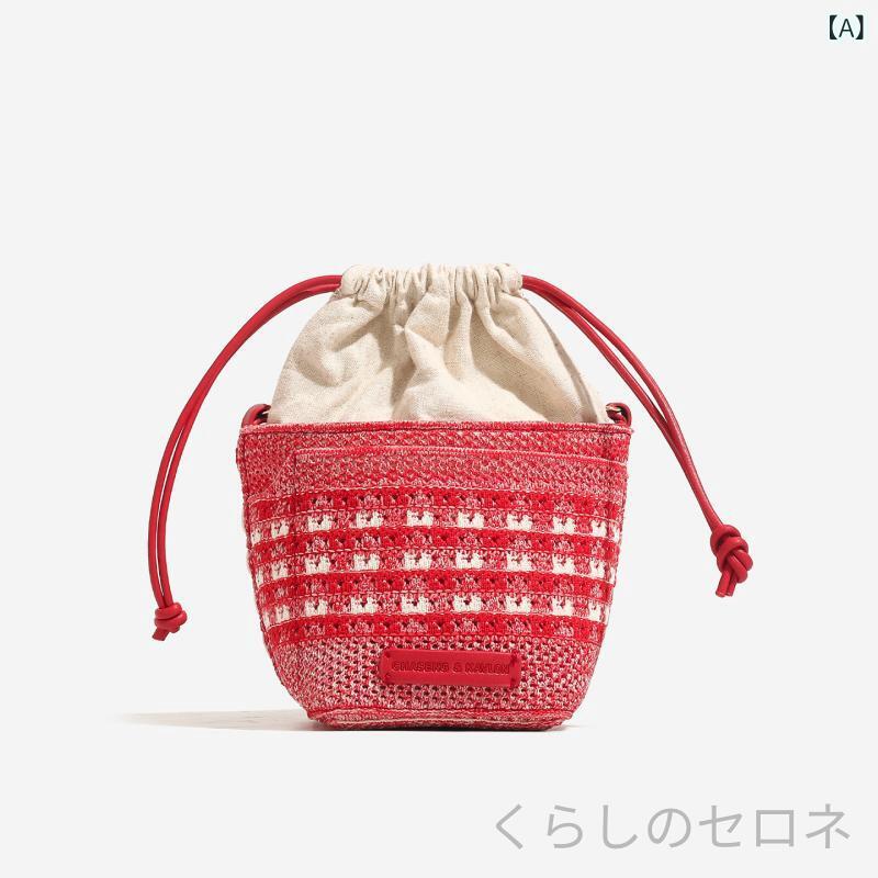 ・色: レッド,ベージュ・サイズ: 8×8.5×11cm・素材: PVC・バッグサイズ: 小・流行要素: 編み込み,草編み,ツートンカラー,パッチワーク・裏地素材: ポリコットン・形状: バケツ型・開閉方式: ドローストリング・内部構造: 携帯ポケット,カードポケット・硬度: 中間柔らかめ・外ポケット: オープン・ストラップ数: 2本