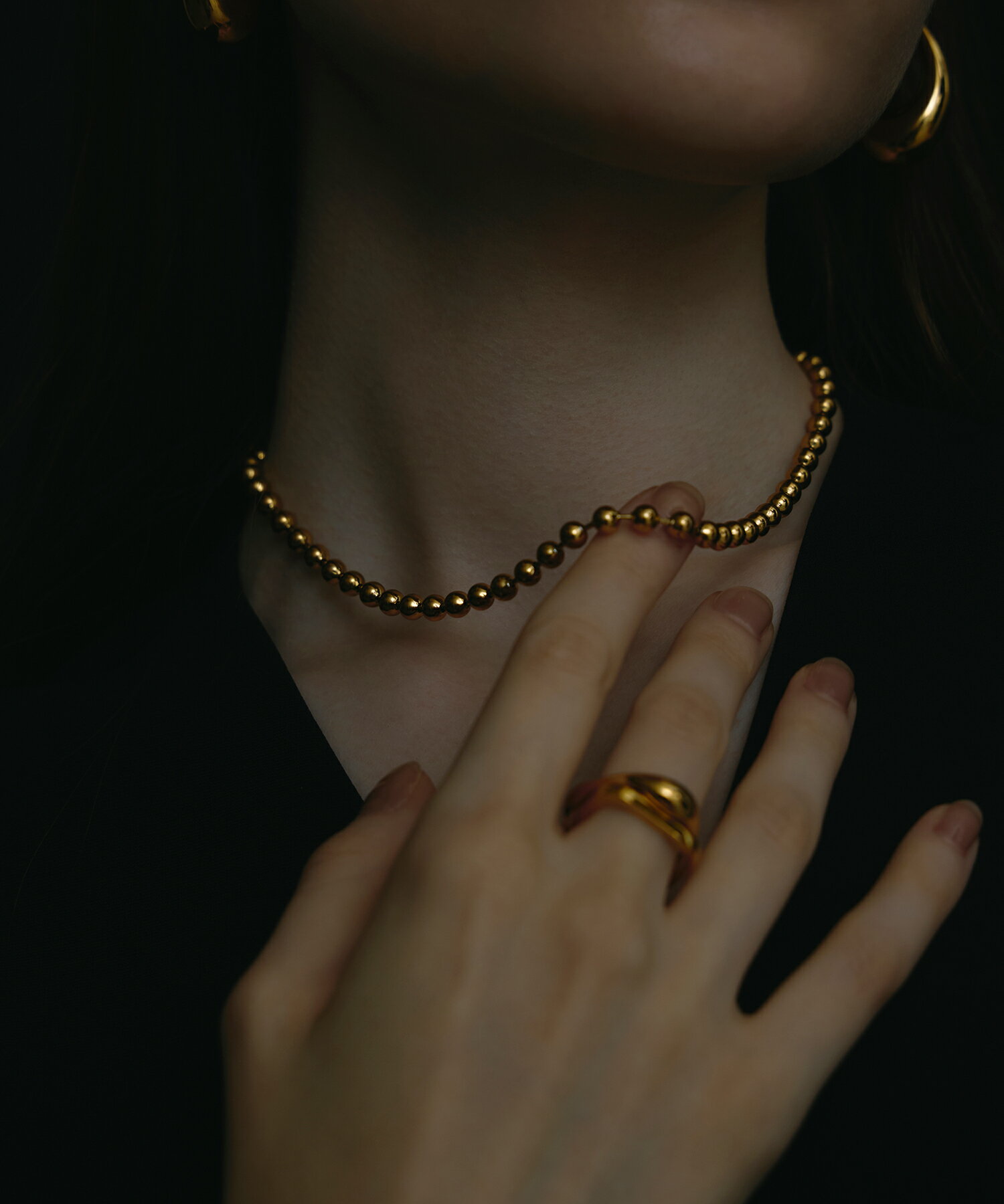 リズムよく連なるドットモチーフがアクセント。程よいボリューム感で、カジュアルにもきれいめにもマッチします。ひとつ持っておくと重宝出来るアイテム。 カラー : ゴールド サイズ：チェーンの長さ：約39.0cm+アジャスター：約5.0cm 素材：サージカルステンレス ＜サージカルステンレスの特徴＞ ・医療器具にも使用される最上級のステンレス ・汗、水に強く、サビにくい サージカルステンレスは、サージカル＝医療用の、 ステンレススティール＝錆びない鉄、 という意味で作られた造語で、身体に影響の少ない安全な合金です。 そのため、金属アレルギーの方にも安心で、腐食や熱などにも強いため、長く着用していても老朽化しにくいというメリットがあります。 ＜お取り扱いについて＞ ※錆に強く、変色しづらい特徴がございますが、永久に製品状態を保証をするものではございません。使用状況・方法などによって劣化は異なりますので、ご了承ください。 ※アレルギーの原因はさまざまです。 サージカルステンレスはアレルギーが起きにくい素材ではありますが、すべての方にアレルギーが起きないことをお約束するものではありません。予めご了承くださいませ。 アレルギーが出た場合は使用をお控え頂くようにお願いいたします。 ＜CENEとは＞ 金属アレルギーに悩む女性向けブランド- 「金属アレルギーでも輝きは捨てない」CENEは、アクセサリーをつけると“痒くなる”という金属アレルギーの方や ”お風呂も温泉も付けっぱなし”で入りたい！！という女性のためのアクセサリーブランドです。 CENE セネ せね 送料無料 アクセサリー ジュエリー 金属アレルギー対応 金属アレルギー アレルギー対応 ネックレス 対応ネックレス チェーン 長さ 重ねづけ チョーカー ペンダント つけっぱなし サージカル サージカルステンレス ステンレス 医療用 錆びない さびない 仕事 海 汗 温泉 クリスマス 誕生日 プレゼント ギフト ブランド 大人 レディース 女性 女性用 彼女 妻 カジュアル シンプル 高見え 上品 お洒落 おしゃれ オシャレ プチプラ 可愛い かわいい 20代 30代▼ カラー違いはこちら ▼ ゴールド シルバー >>ネックレス一覧はこちら<<