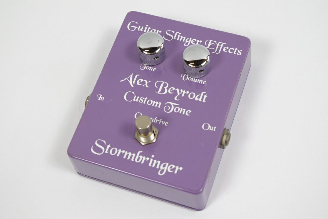 Alex Beyrodt本人放出のGuitar Slinger Effects Stormbringer Alex Beyrodt Custom Tone Overdriveの中古が入荷しました！！ 前々オーナー様がアレックス・バイロット本人より譲り受けた、一般販売はされていない希少なオーバードライブペダル！ クラシカルで比較的ライトなドライブが魅力でアンプやエフェクターのブースターとしても活躍するモデルとなっております！ 裏面に本人の直筆サイン入り、その上には消されておりますが前々オーナー様のお名前が薄っすらと残っております。 まずお目にかかることのない大変貴重なモデルでファンの方はぜひこの機会にいかがでしょうか！ 付属品：なし ※掲載商品売却時に在庫表示につきましては迅速な対応を心掛けておりますが、タイムラグが発生する場合がございます。予めご了承下さい。 ※モニター等につきまして色合いが異なる場合がございますので予めご了承下さい。