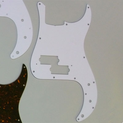 Fender Japanに適合するリプレイスメント・ピックガードです。Made in Japan. ※この商品は在庫が無い場合、ご注文からお届けまでお時間を頂きます。ご迷惑をおかけしますが予めご了承下さい。※お急ぎの方はお手数ですが、納期をお問い合わせの上ご注文下さいませ。