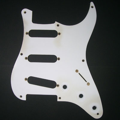 1.6mm厚の白1プライが基本です。 現行のFender USAがテンプレートですが、Fender Japanにもほぼ適合します。ネジ2種付属。 ※この商品は在庫が無い場合、ご注文からお届けまでお時間を頂きます。ご迷惑をおかけしますが予めご了承下さい。※お急ぎの方はお手数ですが、納期をお問い合わせの上ご注文下さいませ。