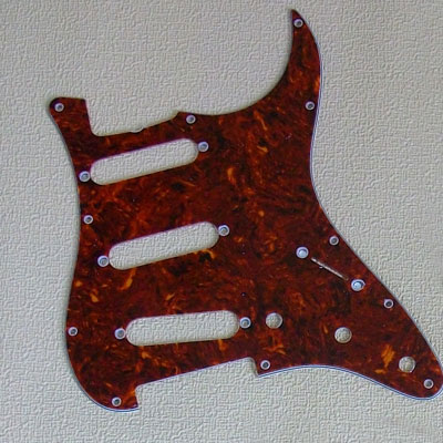 Real Celluloid 62 SC pickguard [商品番号 : 1444] 既存のセルロイド積層材では最も60'sの個体に近いと思われる、イタリア製の素材から削り出しました。現行のFender USAがテンプレートです。素材の特性上、若干の反りや変形が生じている場合がございます。 ※この商品は在庫が無い場合、ご注文からお届けまでお時間を頂きます。ご迷惑をおかけしますが予めご了承下さい。 ※お急ぎの方はお手数ですが、納期をお問い合わせの上ご注文下さいませ。 ※画像はすべてメーカーサイトのサンプル品のため色味等に関しましては1点1点異なります。