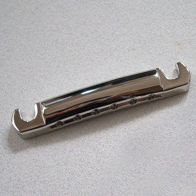 Vintage aluminum Tailpiece Nickel [商品番号 : 265] 現存するアルミ・ダイキャスト・テールピースの中では、最もオリジナルに近いのではないでしょうか？スタッドの食い込みも深く加工済みです。 ※この商品は在庫が無い場合、ご注文からお届けまでお時間を頂きます。ご迷惑をおかけしますが予めご了承下さい。 ※お急ぎの方はお手数ですが、納期をお問い合わせの上ご注文下さいませ。