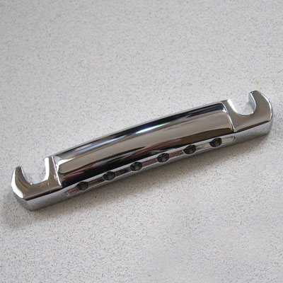 Vintage aluminum Tailpiece Chrome [商品番号 : 266] 現存するアルミ・ダイキャスト・テールピースの中では、最もオリジナルに近いのではないでしょうか？スタッドの食い込みも深く加工済みです。 ※この商品は在庫が無い場合、ご注文からお届けまでお時間を頂きます。ご迷惑をおかけしますが予めご了承下さい。 ※お急ぎの方はお手数ですが、納期をお問い合わせの上ご注文下さいませ。