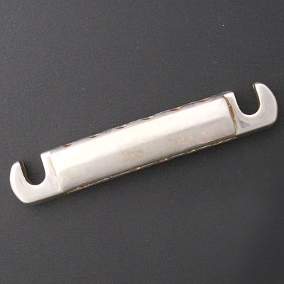 国産アルミ・ダイキャスト・テールピースのレリック仕様です。 スタッド部の食い込みはもちろん深くしてあります。 ※この商品は在庫が無い場合、ご注文からお届けまでお時間を頂きます。ご迷惑をおかけしますが予めご了承下さい。※お急ぎの方はお手数ですが、納期をお問い合わせの上ご注文下さいませ。