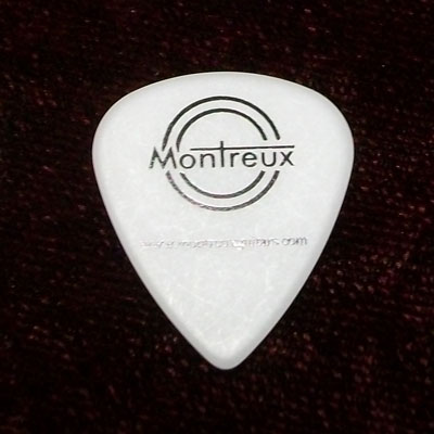 Montreux pick スモールティア 1.20mm デルリン白 [商品番号 : 2805]素材、形状を用途に合わせて厳選致しました。デルリン素材のスモールティアドロップサイズのピックです。 横の一番広い所で約22.14mm、縦の一番長い所で約25.70mmとなります。Equipments