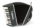 HOHNER XS / ハンディ・アコーディオン ＜ピアノキー＞ 「ホーナーXS」は、お子様や初心者のかたでも手軽に始められる楽器としてデザインされた画期的なアコーディオンです。本体ボディは耐久性のある軽量なプラスチックで作られており、演奏時の負荷の少ない設計。中級者以上のかたにも、手軽に持ち運べるサブ機として活躍できる品質を有しています。右手側はグリルを廃し、指使いが容易にできるようにデザイン。付属のショルダーストラップはワンタッチで着脱可能です。ピアノキーモデルとボタンキーモデルを用意。 》仕様 ■ ピアノキー : 21鍵 ■ 音域：鍵盤側 b-g2 /ベース側 F-A（15ベース） ■ VAUDE(ファウデ)社製専用ギグバッグ付属。 ■ 本体カラー： ダークグレイ ■ 本体重量 : 2.9Kg ※この商品は在庫が無い場合、ご注文からお届けまでお時間を頂きます。ご迷惑をおかけしますが予めご了承下さい。 ※お急ぎの方はお手数ですが、納期をお問い合わせの上ご注文下さいませ。