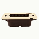 M80 Soundhole Pickup More Body…More Soul マグネティックピックアップとは思えないほどにボディのアコースティックな鳴りを取り込み、ボディタッピングのサウンドもきれいに再生する能力を兼ね備えたM80。よりリアルなアコースティックサウンドの向上と共にボディタッピングのサウンドはM1と比べ約200%向上させました。 あなたのギターの魂は、それが作られた調子の木材から、それがまとめられた細部まで、体の中にあります。標準的な磁気ピックアップは乾いた弦のみを聞き、ギターの本当のアコースティック・ボイスを省略した「電気的」なサウンドになります。これとは対照的に、M80はトーン・ウッドの全周波数範囲を聴き、増幅された音に暖かさと複雑さをもたらします。 M80の秘密は、3Dボディセンサーとして機能する特許取得済みのフリーフローティングハムバッキングコイルです。サウンドボードが3つの次元すべてで共鳴するので、独自のサスペンションにより、ハムバッキングコイルの各軸はギターの動きに反応します。共鳴体信号が生成され、弦とブレンドされて、今までに作成された他の磁気ピックアップのようにギターを忠実に捉えません。 また、M80は本体裏面のスイッチでアクティブ／パッシブの設定を選択できます。アクティブ設定では、内蔵されたEQとオーディオフィル回路を備えたプリアンプが使用され、その "高忠実度"のサウンドが得られます。パッシブ設定に切り替えプリアンプをバイパスした場合は外部プリアンプのご使用をお勧めします。 M80の他の機能には、バッテリーチェック、ボリュームコントロール、および調節可能なポールピースが含まれています。 FEATURE M80はM1と同様のスタッキングハムバッキング構造。上のコイルには各弦用の音量調整のポールピースが付いています。下のコイルは上下左右に自在に動く3D構造。ノイズを抑えるハムバッキング機能に加え、3Dボディセンサーとして、ギターのトップやボディの鳴りを効率的に取組むことに成功した画期的なシステムです。 下のコイルをよりフレキシブルに（上下左右前後）動かすことで、M1と比べアコースティック度を約200%向上させました。タッピングも含めM1以上にエアー感のあるアコースティックなサウンドを求めるプレーヤーに最適なピックアップと言えるでしょう。 ●Full-range body sensitivity ●Active or passive operation ●Feedback resistant ●Installs in minutes ●Multi-segment battery check ●Adjustable pole pieces JAN：4580228393796 ※この商品は在庫が無い場合、ご注文からお届けまでお時間を頂きます。ご迷惑をおかけしますが予めご了承下さい。 ※お急ぎの方はお手数ですが、納期をお問い合わせの上ご注文下さいませ。