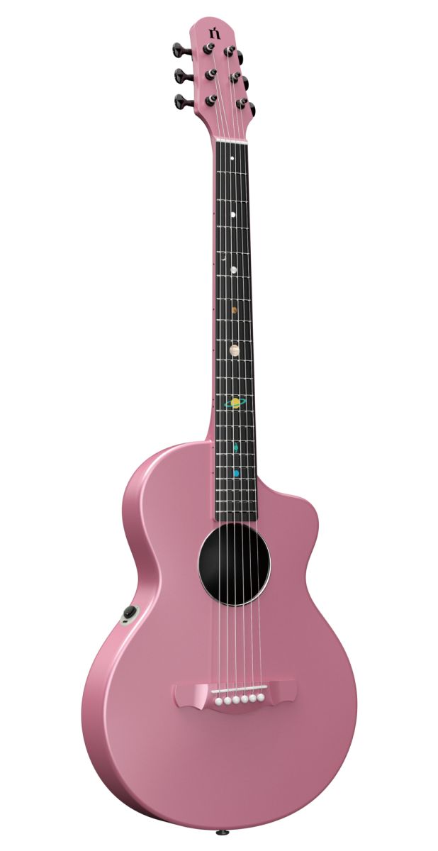 Carbon Composite Smart Guitar 【カーボン・コンポジット一体成形】 新世代のミニサイズ・アコースティック 高い強度・温度湿度への耐性に優れた、カーボン・コンポジット材を使用し、ボディからネックまで一体で成形された画期的な製造方法を採用した新世代のギターです。 【NSX スマート・コントロール】 ナターシャ独自のNSXエレクトロニクスを搭載。 生のサウンドに加え、4種類のエフェクト効果を加えたサウンドを呼び出して鳴らす事ができます。 スマホアプリのNatasha Controlと接続すれば、エフェクト効果や音質も自在に変更可能。 さらにリズムやメトロノームまで鳴らすことができます。 スマホからの音源もギターから鳴らして、一緒に弾くことも可能。 USB-Cを通して、スマホで録音したり、配信したりと、これまで以上に自由かつ簡単に音楽を楽しむことができます。 仕様 ■ボディ: カーボン・コンポジット一体成形、スピーカー内蔵 ■スケール: 618mm ■ナット幅: 43mm ■ナット＆サドル: 牛骨 ■マシンヘッド: ブラック ■エレクトロニクス: ナターシャNSXピックアップ & エフェクト内蔵プリアンプ（リバーブ、ディレイ、コーラス） 付属品ソフトケース、保証書 ※掲載商品売却時に在庫表示につきましては迅速な対応を心掛けておりますが、タイムラグが発生する場合がございます。予めご了承下さい。 ※モニター等につきまして色合いが異なる場合がございますので予めご了承下さい。