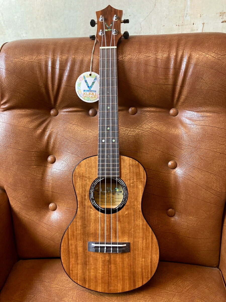 薄胴サテン・フィニッシュ仕様で抜群の演奏性を誇るKUMU Ukulele TF-72Aが入荷しました！チョイ傷大特価！！ ・Feather series／フェザー・シリーズ ・薄胴 ・サテン・フィニッシュ 薄胴サテン・フィニッシュ、テナーサイズのボディの深い音色で繊細なニュアンスも忠実に再現。 羽のように軽い薄目のボディが特徴。指板が見やすく、抱えるのも楽なので、弾きやすさ抜群。くっきりとした明るい音色で、アンサンブルにも最適です。 今回入荷の1本はボディバックのバインディング部に1ヶ所細かい打コンがございますので、通常販売価格￥42,240の所、特別価格￥36,300のスペシャルプライスとなっております！！ ＜SPEC＞ ■ボディ：ハワイアンコア合板　 ■ネック：マホガニー　 ■指板：コンスティチュード・ローズウッド　 ■ナット幅：38mm　 ■チューナー：ギアタイプ、黒ボタン　 ■ボディ表面：ツヤなし ■専用ギグバッグ付 KUMUとはハワイ語で「指導者」を示す言葉です。KUMUが使うに相応しい気品を備えるルックス、素晴らしいサウンド、弾き心地の良さを兼ね備えていること。それがKUMUウクレレのポリシーです。長年親しまれてきた高級ブランドのウクレレに勝るとも劣らないクオリティを目指して、ボディ形状や塗装、ネックの厚みと幅、ブレージングなどをゼロからデザインし、試行を重ね、完成したのがKUMUウクレレです。 アマチュアのステップアップのウクレレとして、上級者やプロウクレレプレーヤーの普段着のバックアップとしてなど、どなたにも手に届く価格ながら、当社認定のプロダクトスペシャリストが出荷前に一本づつ丁寧にカスタムセットアップ。初めて使用する時から抜群の使いやすさです。 ハイクオリティとリーズナブルさをどこまで高い次元で両立できるのか、それは、KUMUウクレレを手にとって弾いた時に実感して頂けるはずです。 ※画像は全て実際にお届けする個体の画像です。 ※掲載商品売却時に在庫表示につきましては迅速な対応を心掛けておりますが、タイムラグが発生する場合がございます。予めご了承下さい。 ※モニター等につきまして色合いが異なる場合がございますので予めご了承下さい。