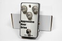 待望の新作E.N.T EFFECTS Aggressive Over Drive 2ndEraが入荷しました！！ E.N.T EFFECTS の第一作として発表した Aggresive Over Drive(a.k.a AOD)に大幅な改修を施し、実に半数以上のパーツ定数を変更して全く新しいエフェクターに仕上げた本作は、「次世代 TS 系」・「E.N.T EEFECTS の音質を引き継ぐペダル」としてチューニングされた今までにない新感覚の TS 系ハイゲインオーバードライブです。 AOD 1st は、TS 系を拡張した音質を狙ったエフェクターであり、あくまで TS 系の枠組みの中で最大限に強化したオーバードライブとして製作しました。それから 3 年程の月日の中で、「TS 系」という大ブランドに一石を投じるような大胆な改造のために研究を重ねて本作は完成しました。TS 系にある「艶のある Mid」はそのままに AOD 1st よりもレンジ・レスポンス・ゲイン幅を改善し、そして TS 系の回路をブラッシュアップした結果、うねるような倍音、そしてバイト感を持たせた音質を獲得することに成功しました。 どのようなシチュエーションでもお使いいただける汎用性に富んだエフェクターであることを前提として考えた本作は、クランチからリードトーンまでのゲイン幅を持ち、ブースターとしても機能するようボリューム幅も拡張しています。 TS 系の特徴である High,Low をカットし Mid を押し出す回路に対して、AOD2ndEra は高域、低域を敢えてカットせず、ギターとアンプの素性を引き出せるようナチュラルな音域を再現しています。それに加えて TS 系の特徴的なミドル感を持たせる回路構成を考え抜き、本作に採用しています。 さらに E.N.T EFFECTS のノウハウを注ぎ込み、あくまで実践的なペダルとして破綻しない正統派のトーンキャラクターを持ちます。 本機のオペアンプにはアナログデバイセズ製「AD712」を贅沢にも 2 つ搭載しています。TS の滑らかなトーンはそのままに、応答速度・帯域を強化した、リニアに反応する秀逸なオペアンプです。AOD2ndEra のキャラクターの根幹を担います。 TS 系の枠に捕らわれない、様々なシチュエーションでお使いいただければ幸いです。 Level : バイパス時と比較し最大約 10 倍以上の増幅率を持ちます。そのためブースターとしても最適です。 Drive : 10 時方向を一般的な TS オーバードライブの最大ゲインとし、それ以上回していくとディストーションにも引けを取らないハイゲインサウンドをお楽しみいただけます。Drive が 0 の状態では完全なクリーンとなり、オペアンプ「AD712」のバッファー回路による良質なプリアンプとしてもお使いいただけます。 Tone : TS 系最大の特徴ともいえるトーン回路を採用しています。12 時方向を基調とし、主にミドルレンジをコントロールする トーンとして改修されています。 ・本製品は DC センターマイナス 9V の電源で駆動します。楽器用 AC アダプターまたはパワーサプライをお使いください。 ・ゲイン幅を広くとっているため、ご使用の環境によっては過度なノイズの発生または発振する可能性があります。 適宜セッティングを行ってください。 今作も E.N.T EFFECTS の標準仕様である DALE 抵抗や WIMA コンデンサなどのオーディオグレードのパーツをふんだんに使用しています。AOD2ndEra の特筆すべき点は歪みを作り出す際に使われるダイオードにシークレット LED を採用している事です。 LED によるクリッピングを用いたのは、Marshall 製エフェクターが出自だとされています。LED の歪みの質感は Marshall アンプのドライブ感に肉薄する音質だと言われ、当時は画期的なコンポーネントだと話題になりました。 そんな LED を採用しながらも、Marshall 的な音質ではなく、あくまで TS 系としての音質に昇華するようパーツ定数を見直し、美しいクランチサウンドからハードなハイゲインサウンドまでカバーできるオーバードライブを目指しました。 AOD2ndEra では高速オペアンプ「AD712」を 2 基搭載しています。汎用オペアンプの 10 倍以上の性能を持ち、本作の音質を決定づける最も重要なパーツといっても過言ではありません。非常に優れた帯域を持つため全ての音域がクリアに再現され、また応答速度も高いためレスポンスの向上に一役買っています。しかしながら TS 系特有の温かみのある Mid 感も併せ持ち、ハイゲインサウンドでもブーミーにならず解像度の高い音質を出力します。ある意味では「TS 系」という枠にとらわれない、どのようなシチュエーションにも対応できるオーバードライブと言えます。 ※画像はサンプル画像となります。 ※掲載商品売却時に在庫表示につきましては迅速な対応を心掛けておりますが、タイムラグが発生する場合がございます。予めご了承下さい。 ※モニター等につきまして色合いが異なる場合がございますので予めご了承下さい。