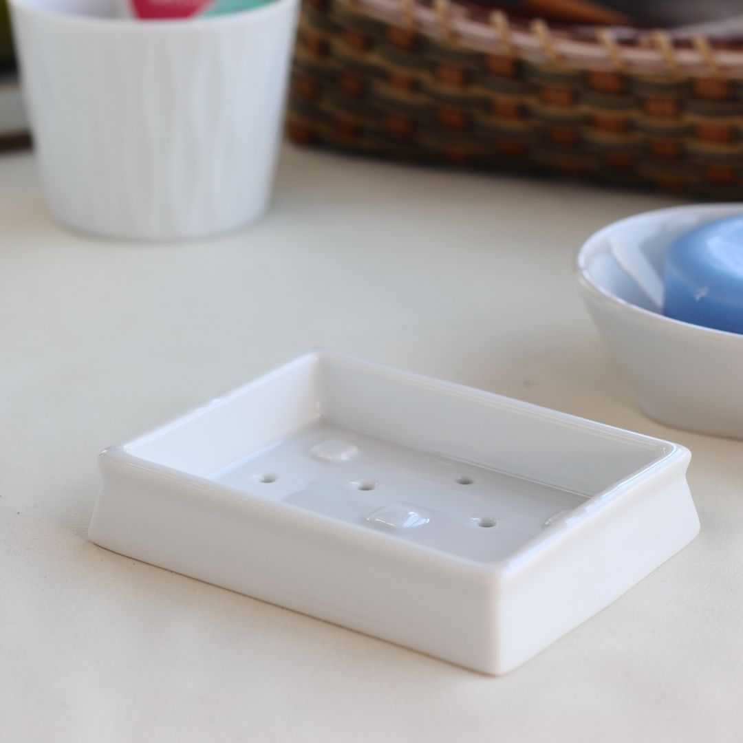 エノール レクタングルソープディッシュ 日本製 瀬戸焼 石けん台 サニタリー 手洗い アクセサリー台 ソープケース 清潔感 表示在庫限り 中華 北欧 皿 陶器 陶器製 瀬戸物 カフェ 3