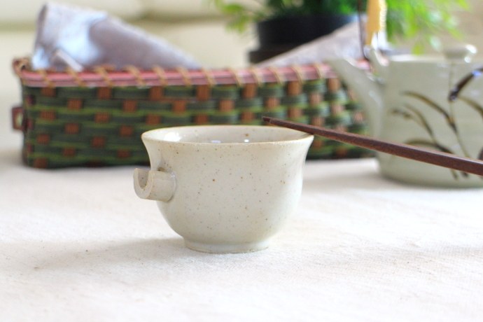 【スーパーセール半額商品・お一人様最大6個まで】白片口小鉢 スーパーアウトレット 小椀 箸休め 小付け鉢 醤油皿 小さめの奴皿 レトロ感 和カフェ皿 お猪口 タレ鉢 和食器 陶器 表示数量限り オシャレ 国産 美濃焼 訳あり