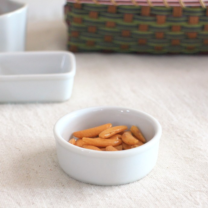 ラウンドプチディッシュ スーパーアウトレット 可愛らしいデザイン おやつ カフェおつまみ 小皿 丸 白い食器 陶器 ジュエリーケース ポーセリンアート 国産 美...