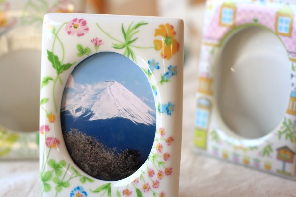 かわいい陶器製写真立て Lサイズ 日本製 瀬戸焼 デジタルもいいけど・・・ 写真たて 陶器製 アルバム インテリア フォトフレーム