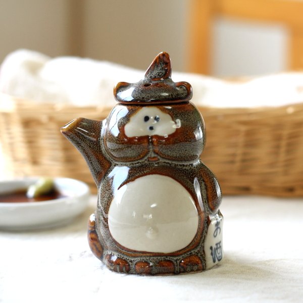 たぬきの醤油挿し 遊び心のある食器です 醤油差し 和食器 しょうゆ挿し 詰め替え 調味料入れ 国産 美濃焼 訳あり
