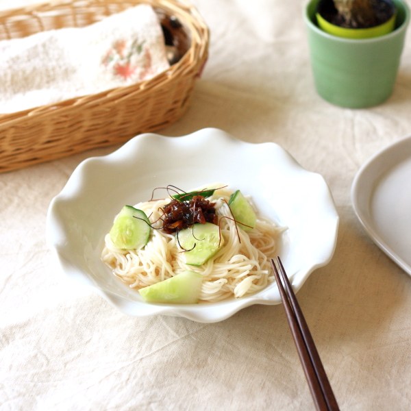 白磁の花型マルチボール スーパーアウトレット 白さが美しい 白磁サラダボール 麺鉢 シチュー カフェ食器 白い食器 国産 美濃焼 訳あり