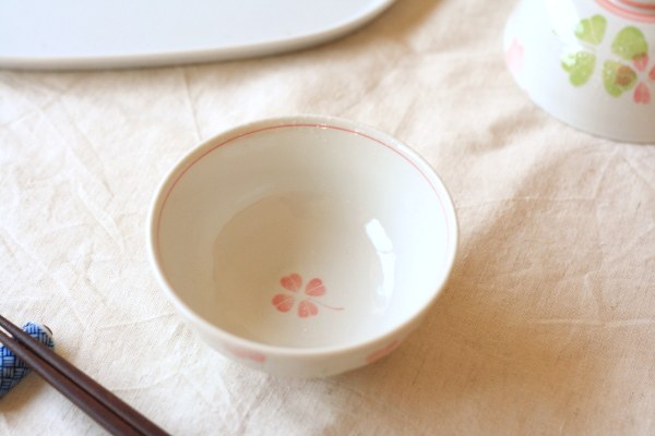 美濃焼四つ葉のクローバー飯碗 毎日使えるかわいいお茶碗 ご飯茶碗 茶碗 かわいい お茶碗 和風 国産 美濃焼 訳あり