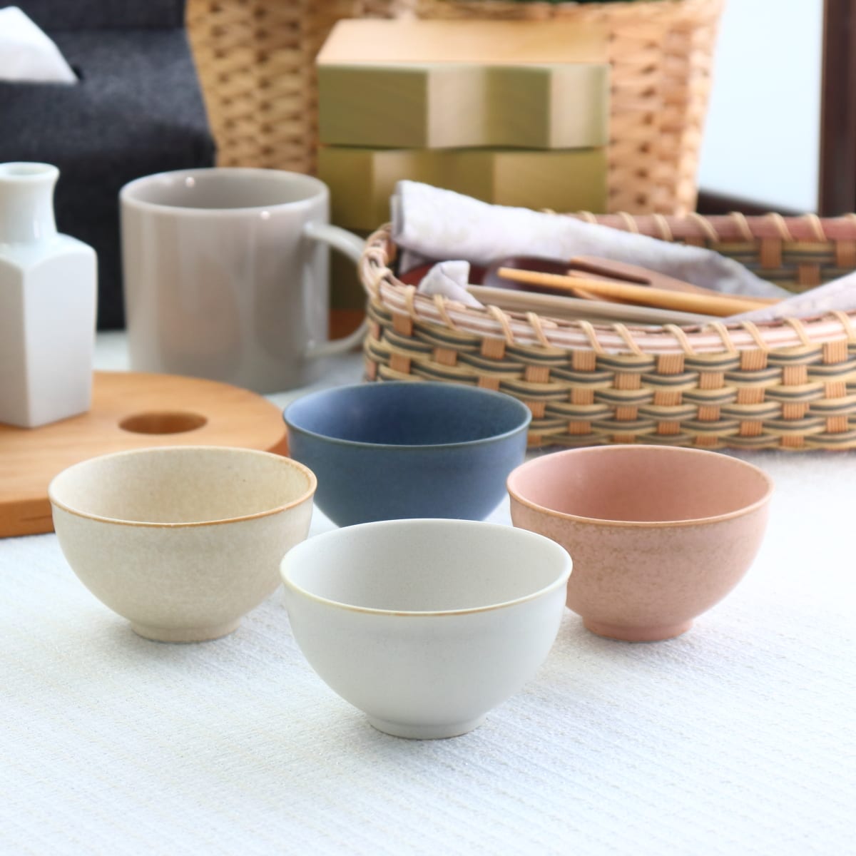 商品説明 ふわりと掌に収まる、愛らしいかたち。 指先に伝わる土の温かみと、ひとつひとつ異なる釉薬の表情が、手にした瞬間に心を躍らせます。 静かな色彩の中に宿る凛とした佇まいは、食卓に上質な空気感を運び、何気ない日常の風景を特別なものへと変えてくれるようです。 週末にことこと煮込んだ、自家製あんこを白玉に添えたり。 彩りも美しい、パプリカのマリネをちょこんと盛り付けたり。 いつものほうれん草の胡麻和えも、この小鉢によそうだけで、ぐっとおしゃれな一品に見えるから不思議です。 旬の野菜でDIYした浅漬けを少しずつ並べれば、滋味深い和の食卓が完成します。 忙しい朝の食卓から、ゆったりと過ごすおうち時間のひとときまで、日々の暮らしに寄り添うように馴染んでくれます。 大切な人をおもてなしする日にも、この小さな器が温かな会話のきっかけになるかもしれません。 使うほどに深まる愛着は、かけがえのない時間に。 心のこもったギフトとしても、きっと喜ばれることでしょう。 ■商品番号　：　ph-0113 ■素材　：　陶磁器 ■サイズ　：　幅/8.3×8.3cm　高さ/4.7cm ■重さ　：　90g ■容量　：　120ml（ほぼ満水） ■電子レンジ　：　OK ■食洗機　：　OK ■生産地　：　日本製　美濃焼 ■配送荷姿　：　緩衝材 ■備考　：　アウトレット商品を含みます。 ━━━━━━━━━━━━━━━━━━━ おうちカフェ 作家もの風 くすみカラー 副菜鉢 ヨーグルトボウル スタッキング 韓国カフェ風 ミニボウル 表示在庫限り 人気 おすすめ オススメ おしゃれ オシャレ かわいい カワイイ ランキング ギフト プレゼント 洋食器 和食器 中華 北欧 食器 うつわ 器 皿 お皿 陶器 陶器製 瀬戸物 カフェ インテリア 電子レンジ 食洗機 洗いやすい インスタ映え ナチュラル 和モダン 料理 おつまみ デザート スイーツ シンプル ナチュラル 通販 母の日 父の日 男性 女性 業務用 アウトドア キャンプ 一人暮らし 人用 朝食 ランチ 夕食 ディナー 持ちやすい 保温 便利 収納 レストラン キッチン 割烹 料亭 旅館 オフィス 大きい 大きめ 大容量 大 小さい 小さめ 小 軽い 軽量 新生活 セラポッケ cerapockke オリジナル ブランド 専門店 無地 白い食器 白磁 白 ポーセリンアート ポーセレンアート ポーセラーツ 材料 部材 陶絵付け 絵付け 日本製 美濃焼 日本製 瀬戸焼 アウトレット 訳あり美濃焼 暮らしに馴染む彩り小鉢 120ml 食卓に彩りを添える、暮らしに馴染む器。ふわりと掌に収まる、愛らしいかたち。 指先に伝わる土の温かみと、ひとつひとつ異なる釉薬の表情が、手にした瞬間に心を躍らせます。 静かな色彩の中に宿る凛とした佇まいは、食卓に上質な空気感を運び、何気ない日常の風景を特別なものへと変えてくれるようです。 週末にことこと煮込んだ、自家製あんこを白玉に添えたり。 彩りも美しい、パプリカのマリネをちょこんと盛り付けたり。 いつものほうれん草の胡麻和えも、この小鉢によそうだけで、ぐっとおしゃれな一品に見えるから不思議です。 旬の野菜でDIYした浅漬けを少しずつ並べれば、滋味深い和の食卓が完成します。 忙しい朝の食卓から、ゆったりと過ごすおうち時間のひとときまで、日々の暮らしに寄り添うように馴染んでくれます。 大切な人をおもてなしする日にも、この小さな器が温かな会話のきっかけになるかもしれません。 使うほどに深まる愛着は、かけがえのない時間に。 心のこもったギフトとしても、きっと喜ばれることでしょう。