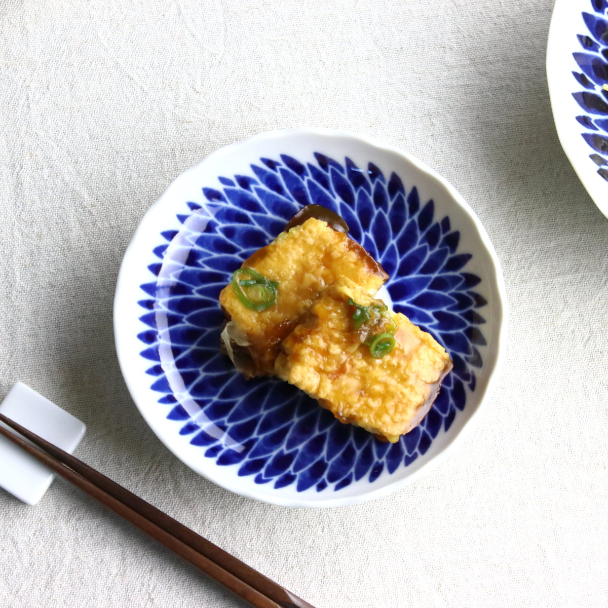 千重菊 5寸取り皿 日本製 美濃焼 50皿 取り分け皿 取り皿 中皿 小皿 丸皿 レトロ プレート 青 青い皿 食器 うつわ 器 皿 お皿 陶器 磁器 陶磁器 ...