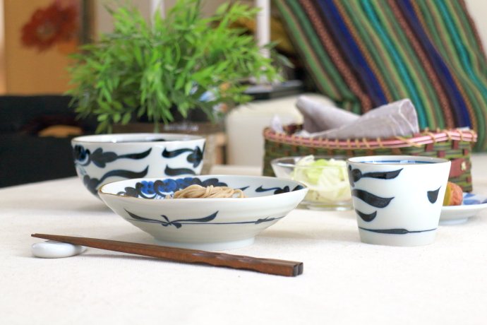 古代草花 5.5寸浅鉢 浅鉢 肉じゃが鉢 中鉢 ボール サラダボウル 軽量食器 藍染 レトロ感 和カフェ皿 和食器 国産 美濃焼 訳あり