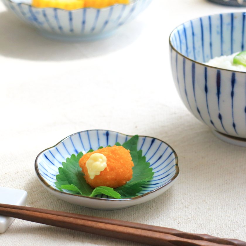 吹墨十草 梅型小皿 9.5cm 国産 美濃焼 3寸小皿 梅型30小皿 丸皿 プレート 醤油皿 取り皿 薬味皿 漬物皿 おつまみ 青い皿 小さい 小さめ カフェ ...