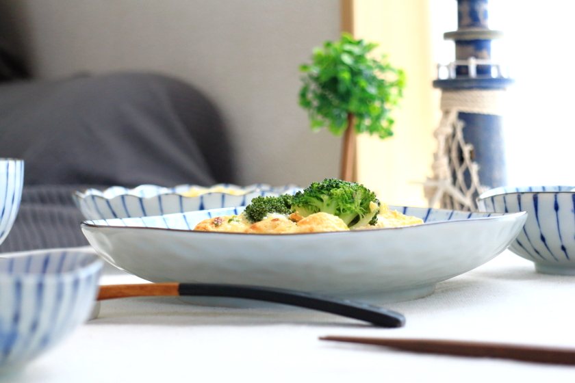 吹墨十草 三角大皿 22.5cm 国産 美濃焼 8寸大皿 三角80皿 パスタ皿 カレー皿 大皿 大きい メインディッシュ カフェ 青い皿 食器 器 皿 お皿 陶器 磁器 陶磁器 瀬戸物 cera-pockke-10019717 セラポッケ〜かわいい陶器のお店 サンプル画像3