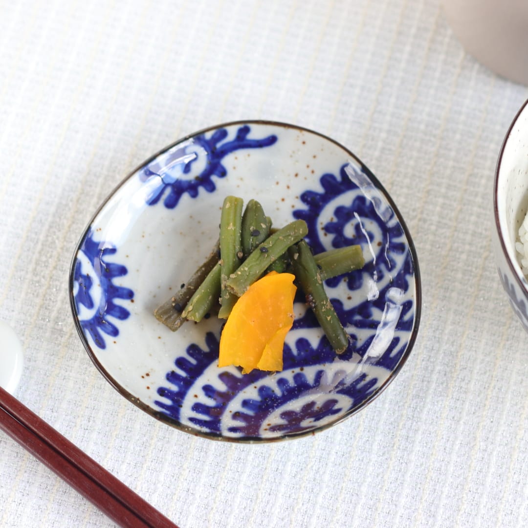 乐天商城 - 筆たこ唐草 小皿 12cm 日本製 美濃焼 三角35皿 小皿 醤油皿 漬物皿 丸皿 タレ皿 定食皿 小鉢 小付け 取り皿 プレート 藍色 紺 ネイビー 手書き風 人気 おすすめ オススメ