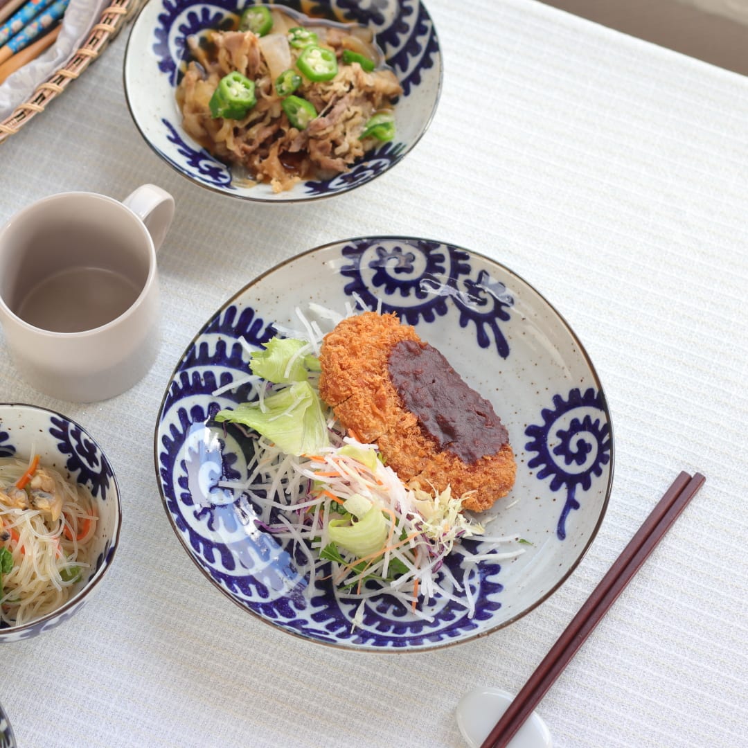 乐天商城 - 筆たこ唐草 大皿 23cm 日本製 美濃焼 三角80皿 プレート ラウンド 丸皿 角皿 大皿 ディナープレート メイン皿 パスタ皿 サラダ フレンチ イタリアン アペタイザー 藍色 紺