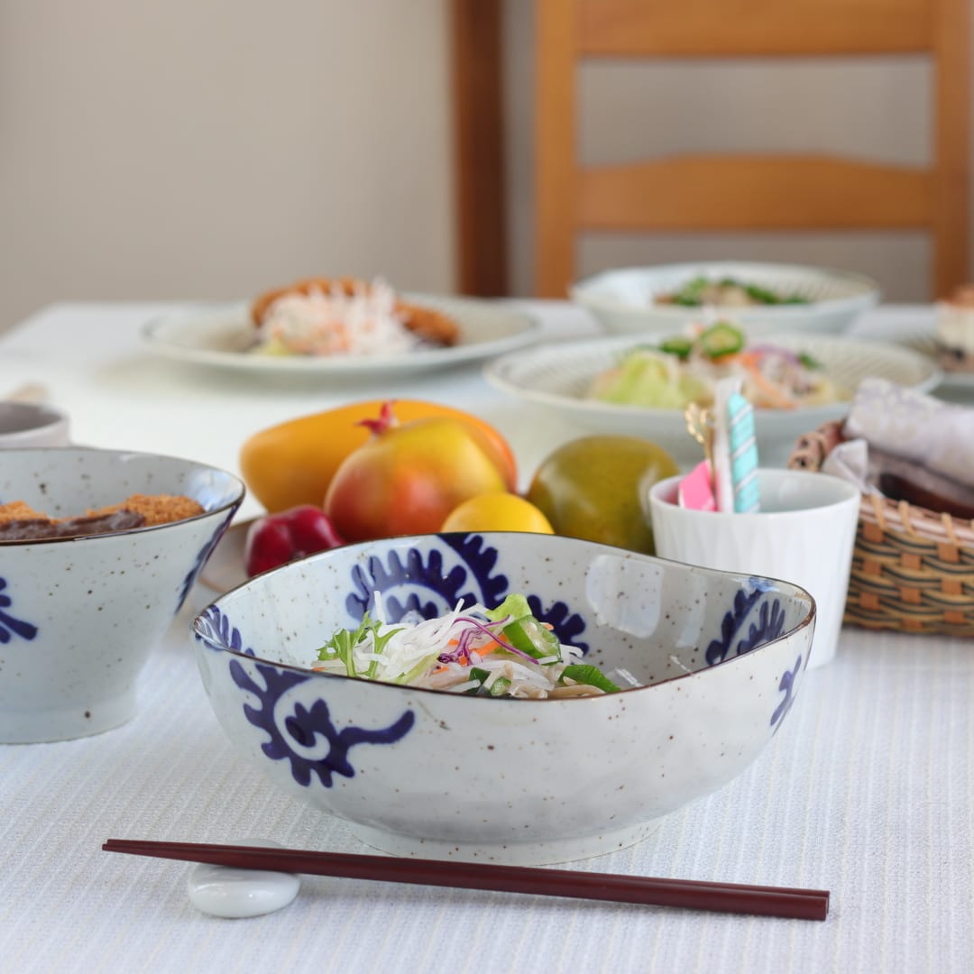 Rakuten - 筆たこ唐草 大鉢 20.5cm 日本製 美濃焼 三角68鉢 ボウル ボール 大鉢 鉢 サラダ鉢 肉じゃが鉢 煮物鉢 深鉢 パスタボウル カレー皿 深め 丼 どんぶり 藍色 紺 ネイビー