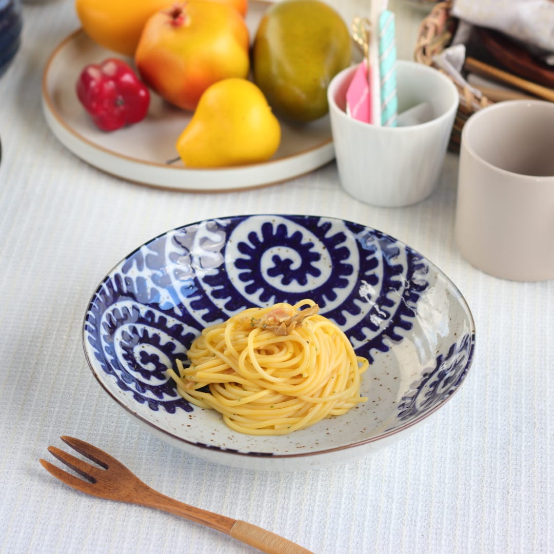 乐天商城 - 筆たこ唐草 パスタ鉢 21cm 日本製 美濃焼 六兵68深皿 大皿 中皿 和皿 深皿 パスタプレート 深め ステーキ ロールキャベツ 炒めもの 刺し身皿 ワンプレート プレート
