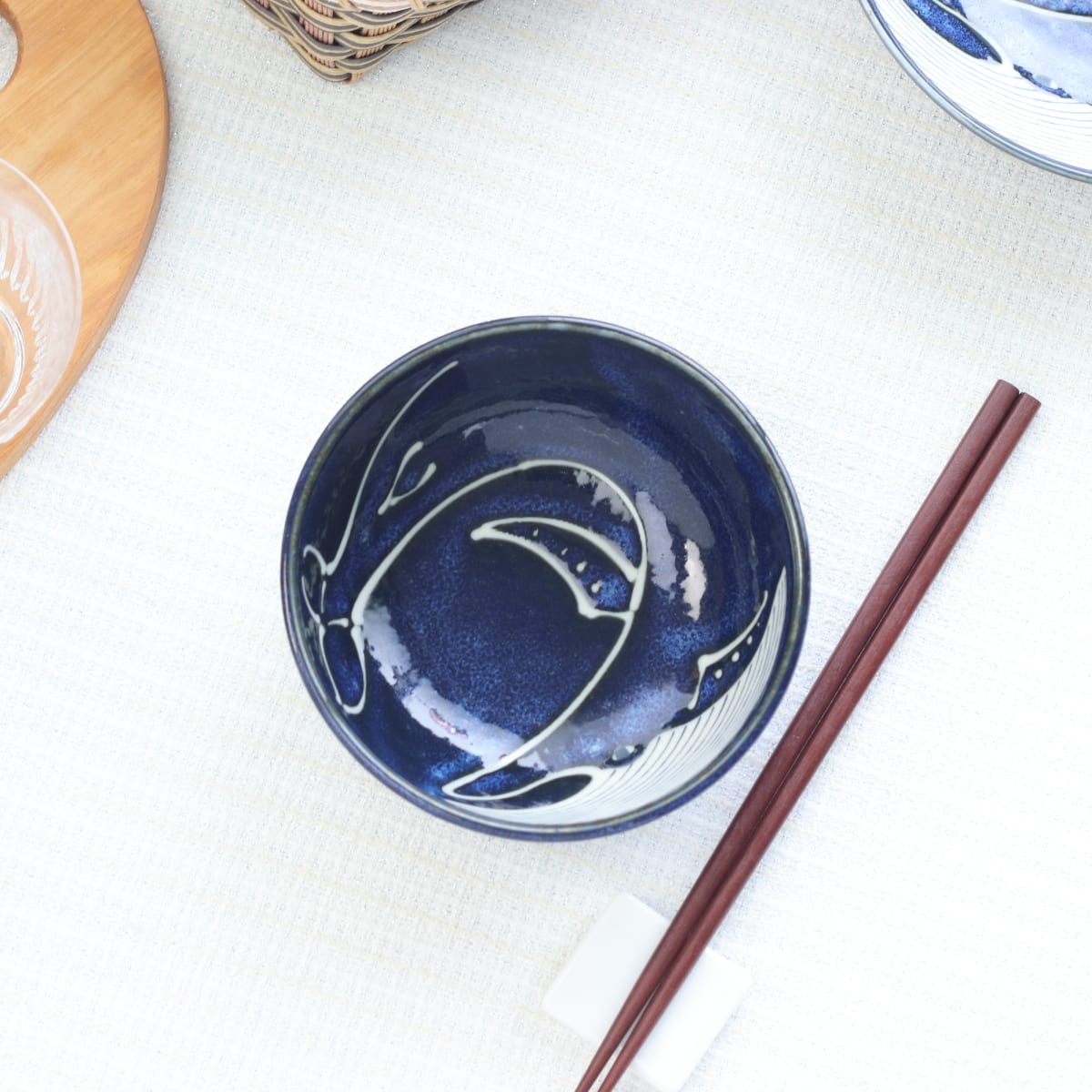 商品説明 夜の海に漂うくじらの姿を映し出す「月夜のくじら 小鉢 13cm」は、食卓に豊かな物語を添えます。 手に取ると感じる美濃焼の滑らかな質感と深い藍色の釉薬が、和の伝統と現代的なおしゃれさを融合させています。 13cmの程よいサイズは、サラダやスープを華やかに演出し、220gの軽やかさが扱いやすさを提供します。 340mlの容量は、日常使いにも特別な日の一品にもぴったりで、電子レンジや食洗機対応の機能性が嬉しいポイントです。 シンプルでありながら洗練されたデザインは、DIYのインスピレーションを刺激し、ギフトとしても喜ばれることでしょう。 日本製の品質が、あなたの暮らしに長く寄り添います。 ■商品番号　：　sp-0196 ■素材　：　陶磁器 ■サイズ　：　幅/13×13cm　高さ/5cm ■重さ　：　220g ■容量　：　340ml（ほぼ満水） ■電子レンジ　：　OK ■食洗機　：　OK ■生産地　：　日本製　美濃焼 ■配送荷姿　：　緩衝材 ■備考　：　アウトレット商品を含みます。 ━━━━━━━━━━━━━━━━━━━ 収納45B 美濃焼 作家もの風 取り鉢 くじら柄 瑠璃色 手書き風 副菜鉢 おうちごはん 表示在庫限り 人気 おすすめ オススメ おしゃれ オシャレ かわいい カワイイ ランキング ギフト プレゼント 洋食器 和食器 中華 北欧 食器 うつわ 器 皿 お皿 陶器 陶器製 瀬戸物 カフェ インテリア 電子レンジ 食洗機 洗いやすい インスタ映え ナチュラル 和モダン 料理 おつまみ デザート スイーツ シンプル ナチュラル 通販 母の日 父の日 男性 女性 業務用 アウトドア キャンプ 一人暮らし 人用 朝食 ランチ 夕食 ディナー 持ちやすい 保温 便利 収納 レストラン キッチン 割烹 料亭 旅館 オフィス 大きい 大きめ 大容量 大 小さい 小さめ 小 軽い 軽量 新生活 セラポッケ cerapockke オリジナル ブランド 専門店 無地 白い食器 白磁 白 ポーセリンアート ポーセレンアート ポーセラーツ 材料 部材 陶絵付け 絵付け 日本製 美濃焼 アウトレット 訳あり月夜のくじら 小鉢 13cm 深い藍色の海を、くじらがゆったりと泳いでいく。食卓に幻想的な物語を。夜の海に漂うくじらの姿を映し出す「月夜のくじら 小鉢 13cm」は、食卓に豊かな物語を添えます。 手に取ると感じる美濃焼の滑らかな質感と深い藍色の釉薬が、和の伝統と現代的なおしゃれさを融合させています。 13cmの程よいサイズは、サラダやスープを華やかに演出し、220gの軽やかさが扱いやすさを提供します。 340mlの容量は、日常使いにも特別な日の一品にもぴったりで、電子レンジや食洗機対応の機能性が嬉しいポイントです。 シンプルでありながら洗練されたデザインは、DIYのインスピレーションを刺激し、ギフトとしても喜ばれることでしょう。 日本製の品質が、あなたの暮らしに長く寄り添います。