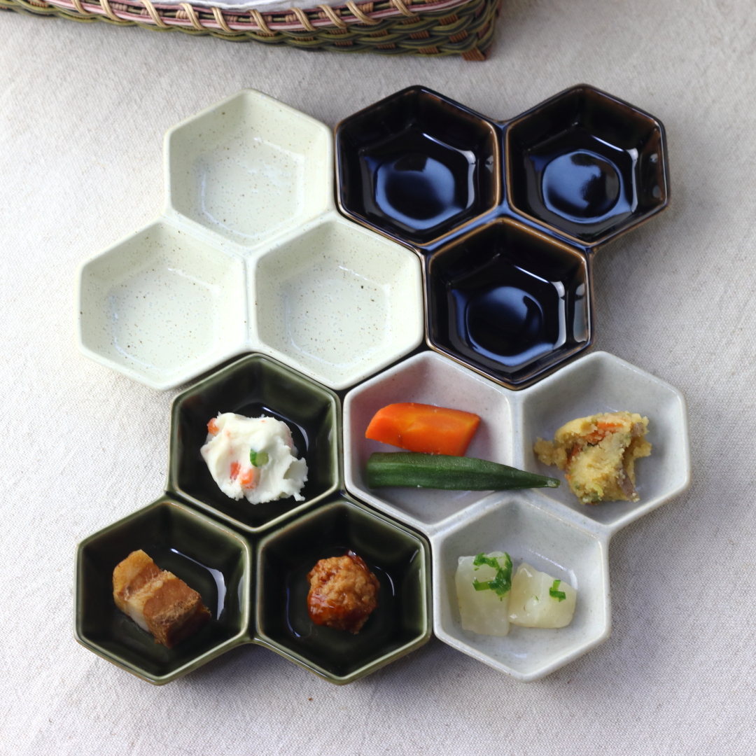 瀬戸焼 六角三品皿 日本製 美濃焼 仕切り皿 連結皿 小皿 醤油皿 漬物皿 丸皿 タレ皿 定食皿 小鉢 小付け 取り皿 箸休め プレート 飴色 アメ 織部 緑 ...