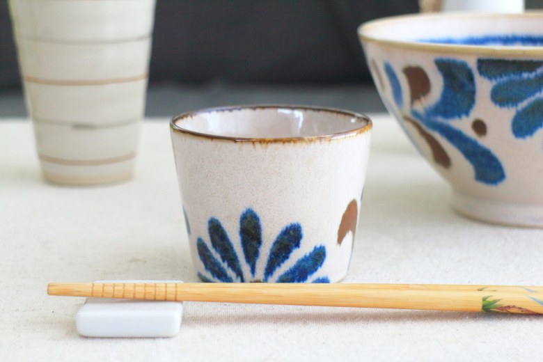 沖縄の焼き物「やちむん」を美濃焼でアレンジしたそば猪口。容量は約190mlで、そばつゆ入れとしてもデザート皿や小鉢としても、使いやすい手ごろな大きさです。