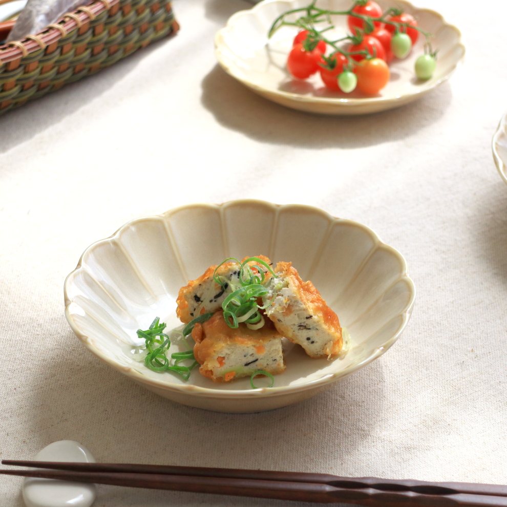 菊型クリーム釉 中鉢 17.5cm 国産 美濃焼 5.0寸浅鉢 ボウル ボール 中鉢 煮物椀 煮物鉢 鉢 小付け サラダ鉢 刺身鉢 奴鉢 クリーム 食器 器 皿...