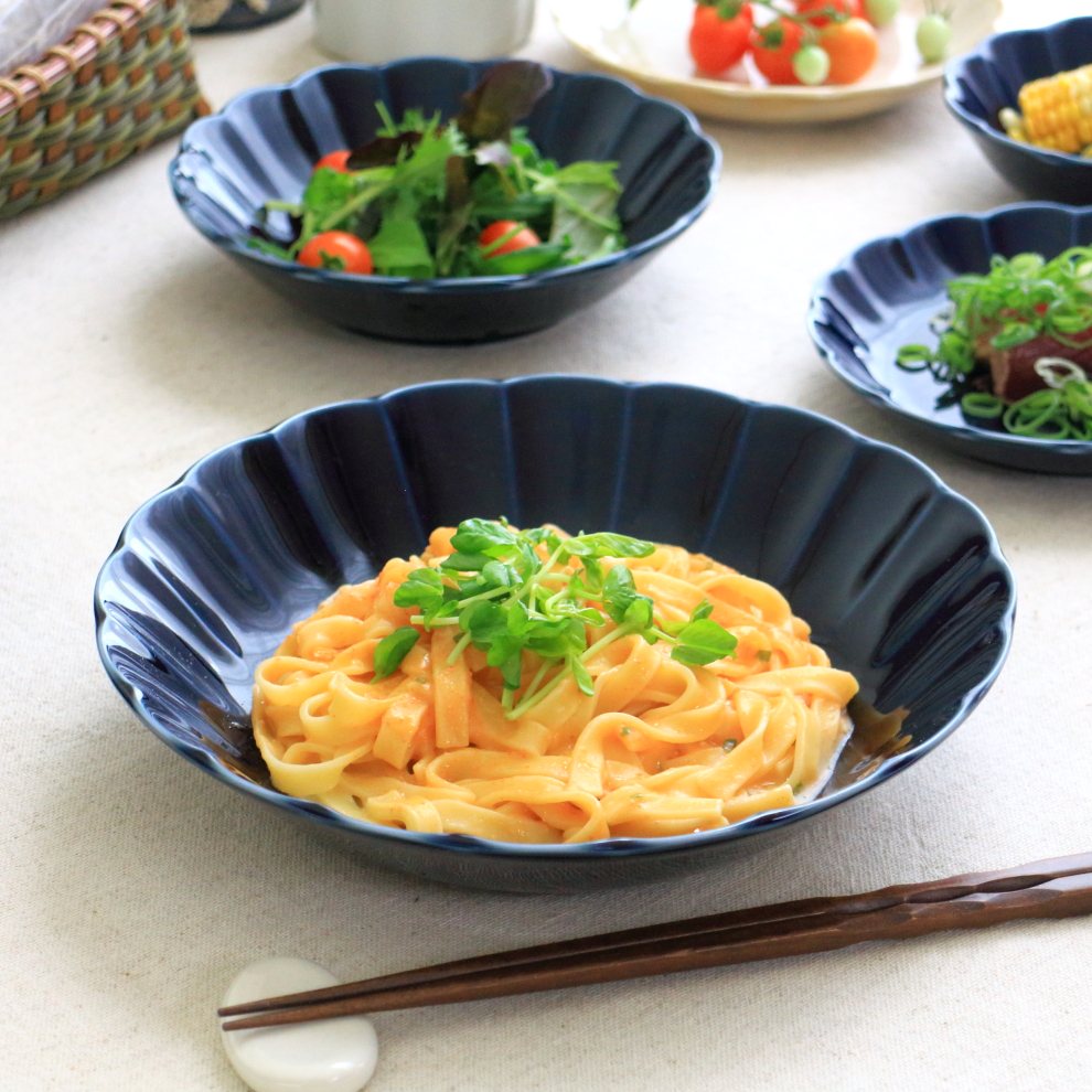 菊型ナス紺釉 パスタボール 23.5cm 国産 美濃焼 8.0寸深皿 深鉢 煮物鉢 大鉢 ボウル ボール サラダボール カレー皿 チャーハン鉢 パスタ皿 紺 ネ...