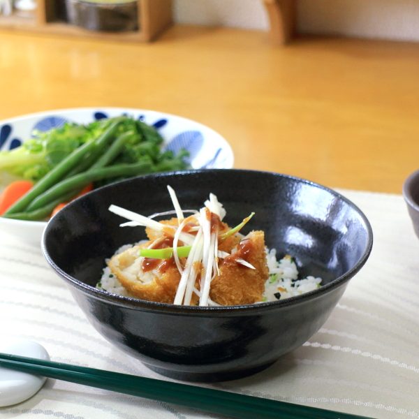 砂目黒マット釉 5.3寸ミニ丼 洗い物も楽ちんな軽量食器 ボール 海鮮丼 うどん鉢 黒い食器 カフェ食器 国産 瀬戸焼 訳あり