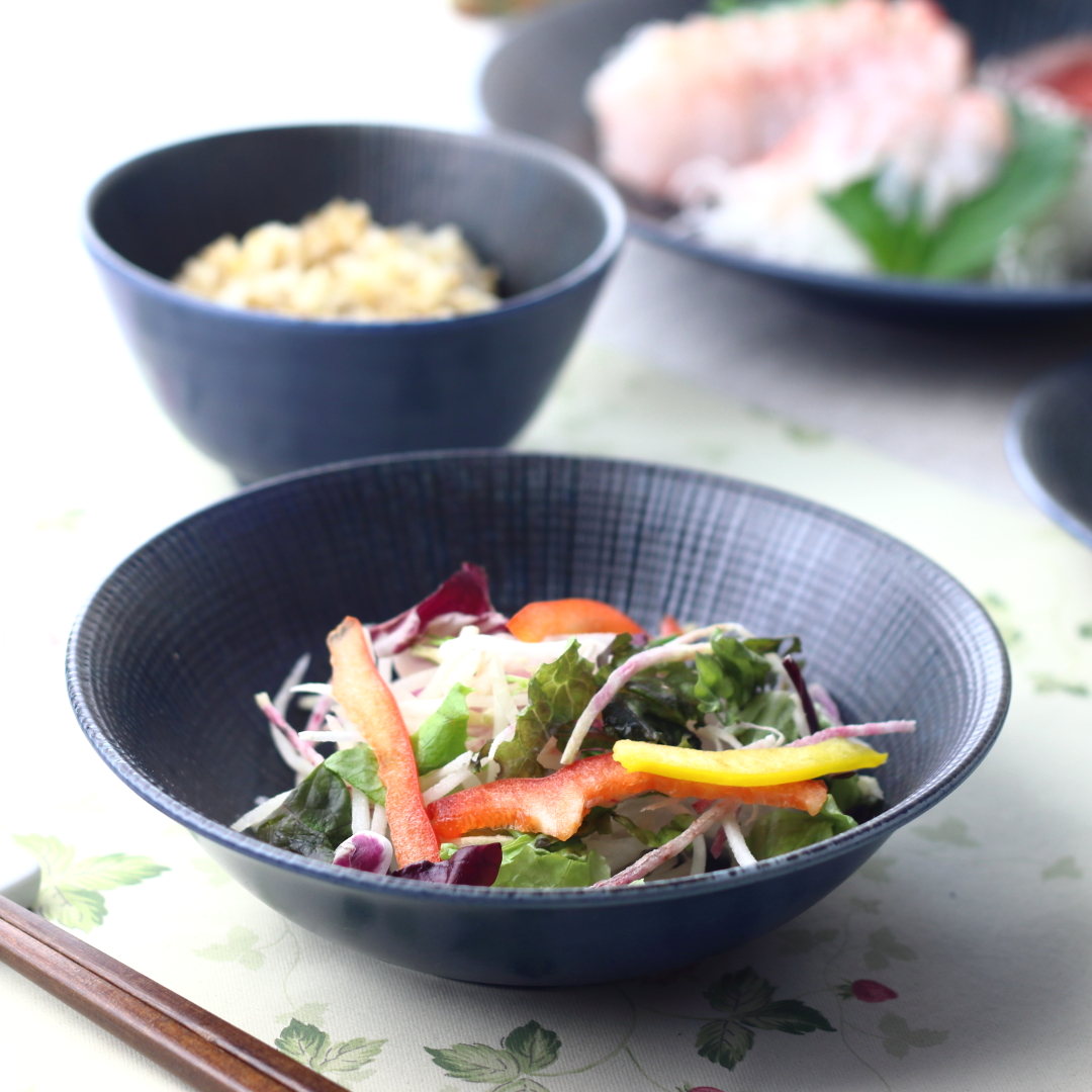宙十草 サラダ鉢 17cm 日本製 美濃焼 5.5寸丼 ボウル ボール 中鉢 鉢 小付け サラダ鉢 肉じゃが鉢 煮物鉢 奴鉢 おつまみ 青い皿 ブルー 表示在庫...