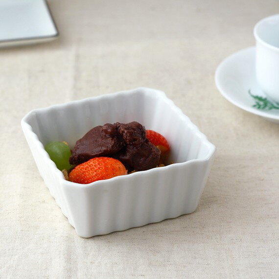 なみなみシリアルボール 使えるスクエアボールです 白い食器 サラダ フルーツ スクエア ボウル 小鉢 ウェーブ 国産 美濃焼 訳あり