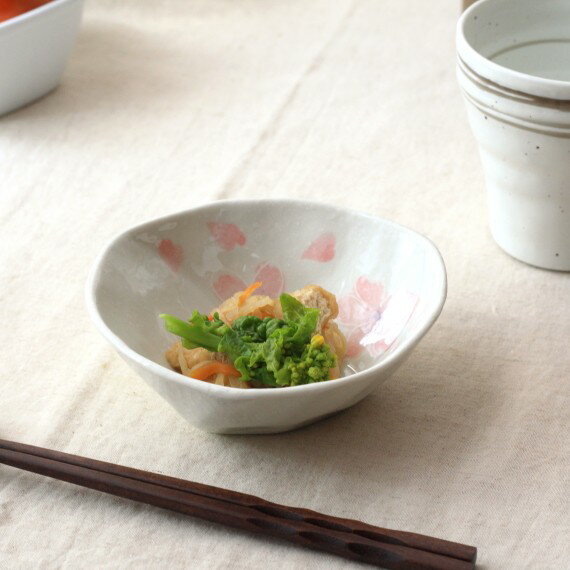 桜の三角鉢 和食が似合う春の和食器 小鉢 煮物鉢 肉じゃが鉢 和食器 和食 国産 美濃焼 訳あり