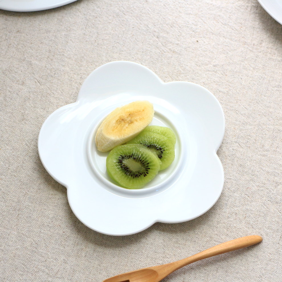 仕切りのあるフラワープレート 17cm 国産 美濃焼 花 華 プレート 花型 大皿 中皿 ケーキ皿 スイーツ 食器 うつわ 器 皿 お皿 陶器 磁器 陶磁器 瀬...