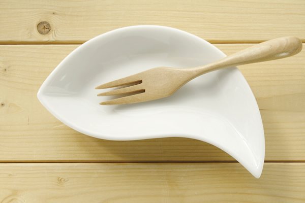 イルカプレート 16cm マルチプレート 中皿 サラダ フルーツ シンプル 白い食器 洋食器 国産 美濃焼 訳あり