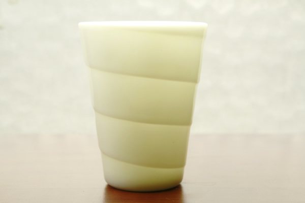 スパイラルカップ 細長S 150ml Hilineカップシリーズ コップ 薄型 光が透ける 軽量 軽い 白磁 オシャレ 定番商品 国産 美濃焼 訳あり 美濃取り寄せ