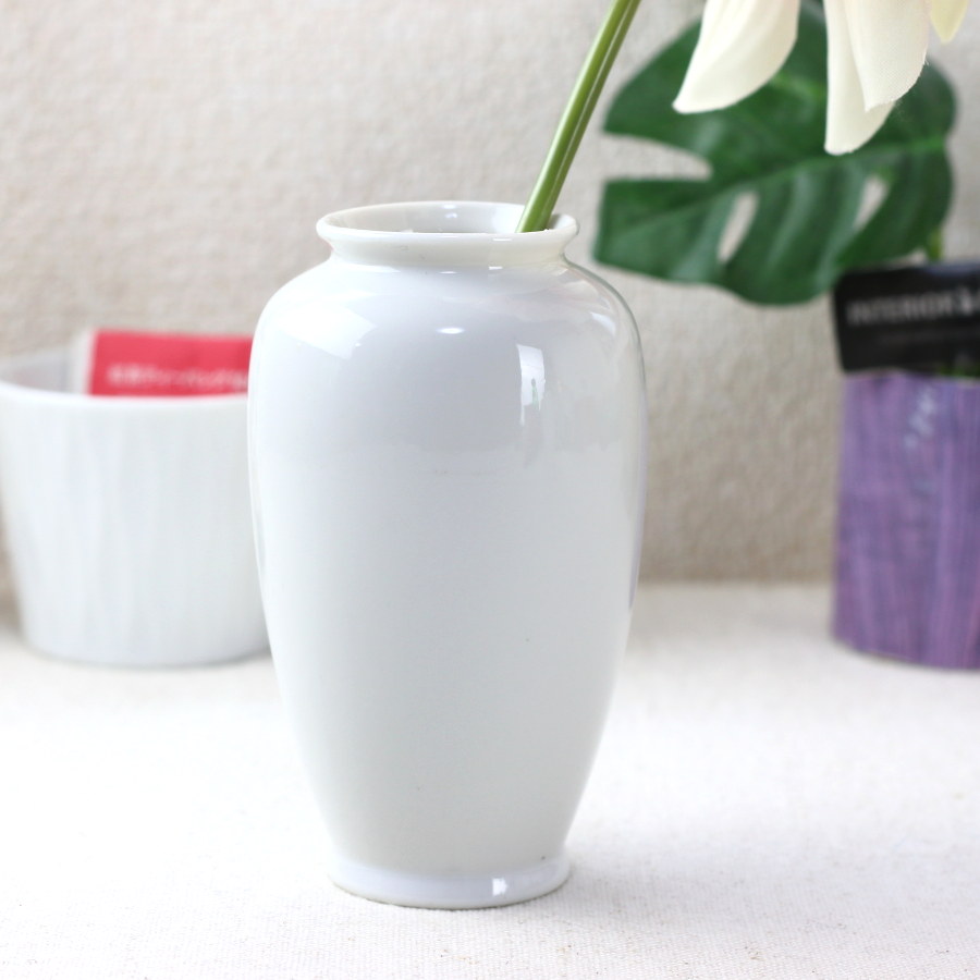 腰の丸い陶器製の一輪花瓶 7.5cm幅 