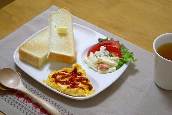 ケーキセット使えるシンプルランチプレート マグカップが置ける 仕切り皿 取り皿 ホームパーティ ランチ 角皿 洋食器 白い食器 カフェ食器 国産 美濃焼 訳あり