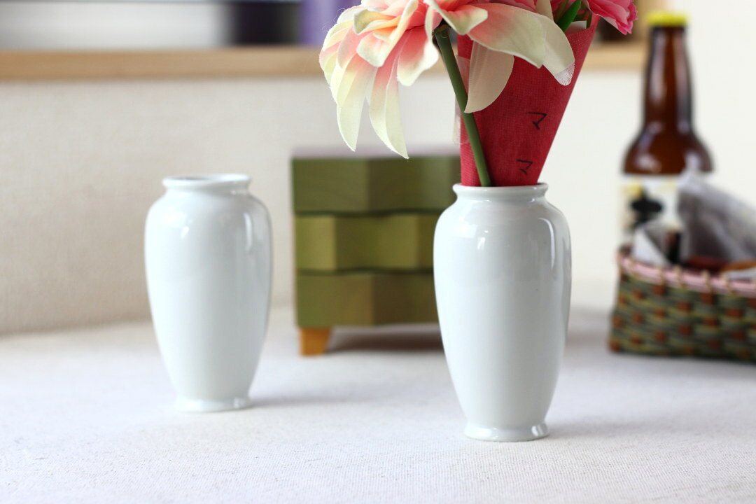 腰の丸い陶器製の一輪花瓶 6.5cm幅 スーパーアウトレット 日本製 美濃焼 花器 花瓶 白 フラワーベース ドライブラワー 造花 花束 大型 大きい 廊下 エントランス テーブル 仏壇 仏具 仏器 表示在庫限り